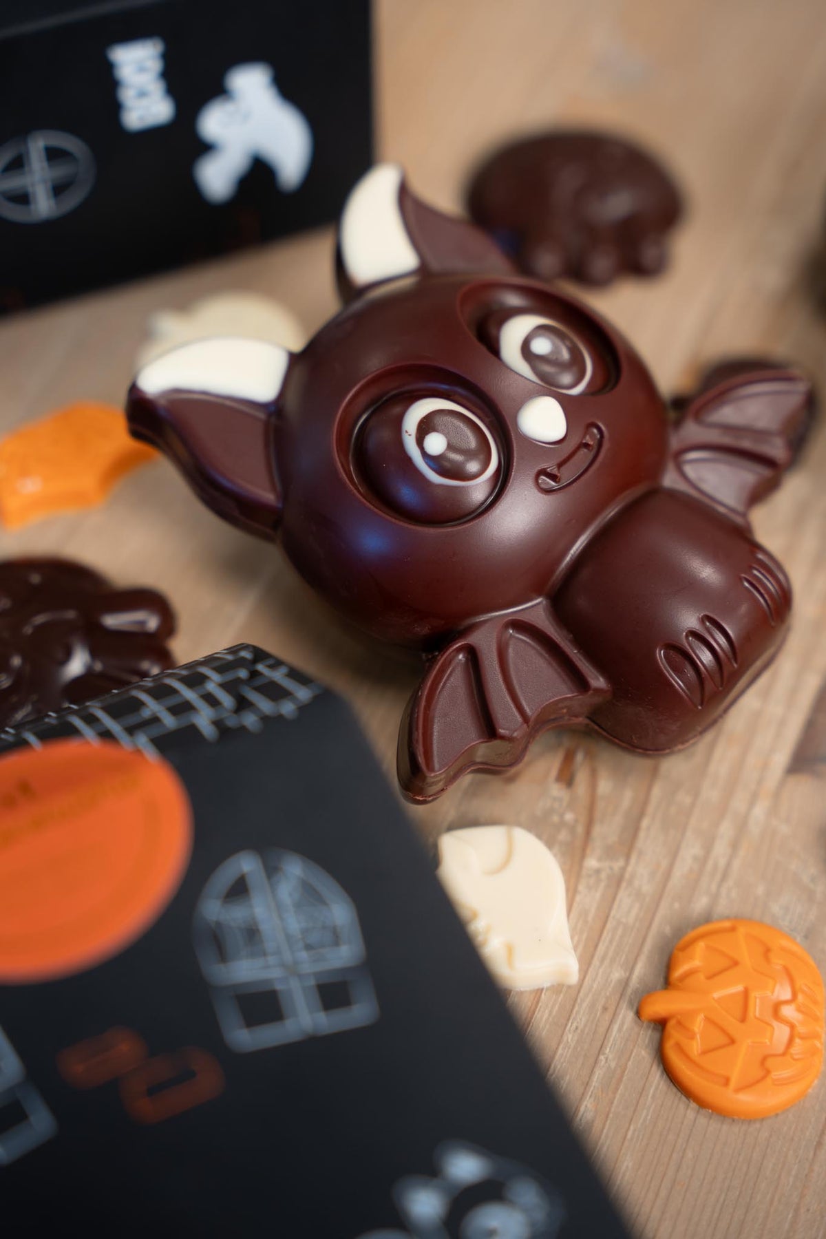 Chauve sourie en chocolat garnie d'assortiment chocolat d'Halloween