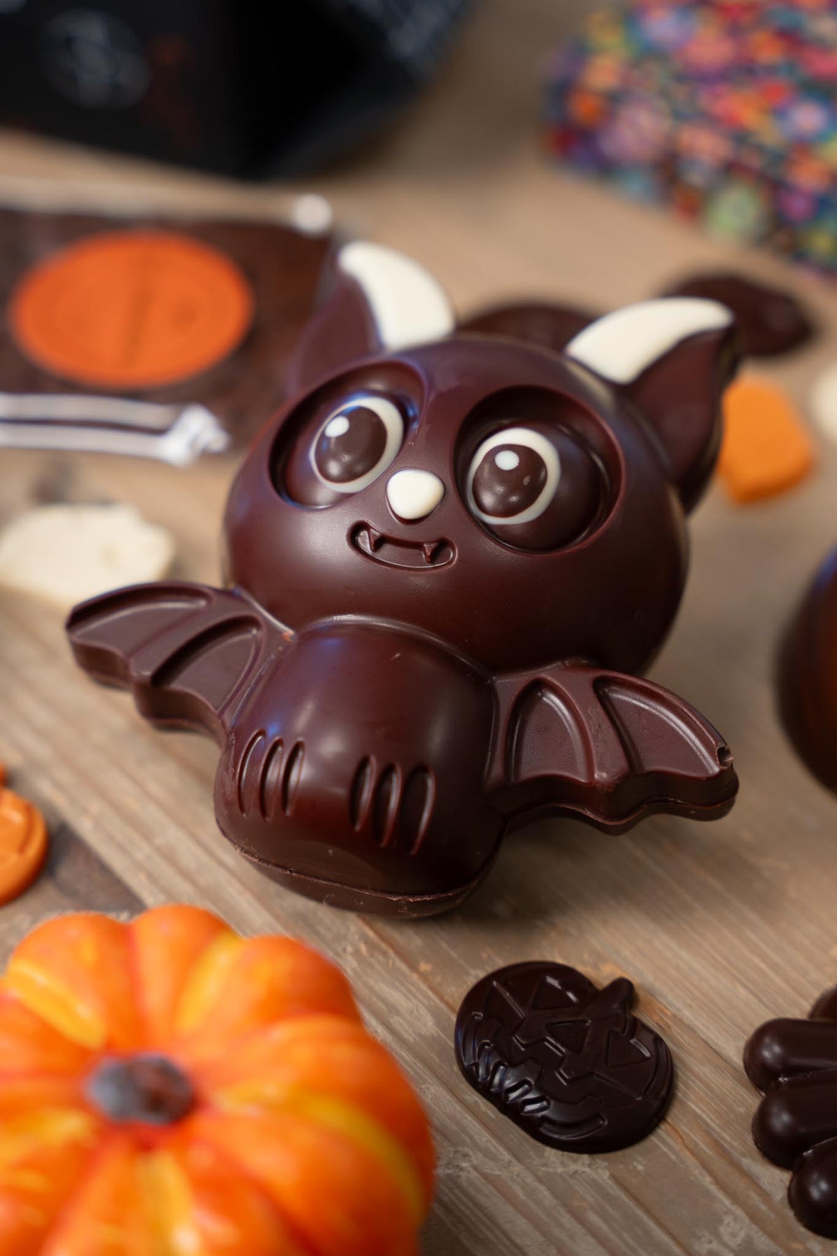 Chauve sourie en chocolat garnie d'assortiment chocolat d'Halloween