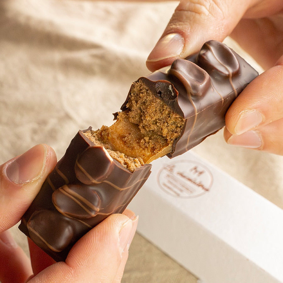 Barre praliné, caramel tendre et noisette entière