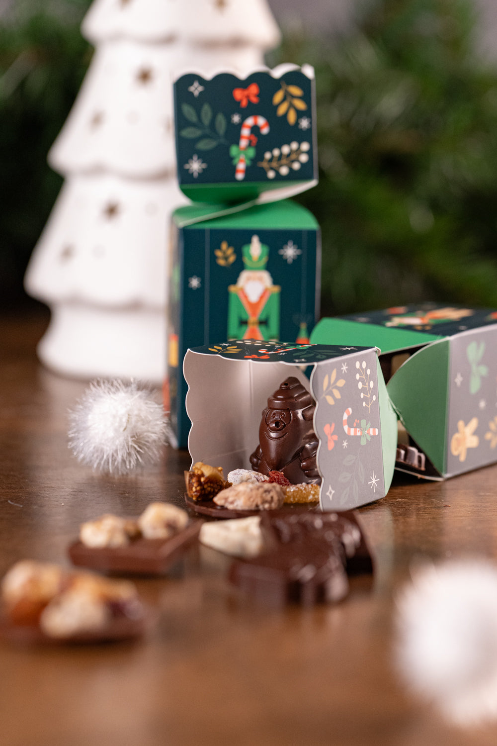 Demi crakers garnis d'assortiments de chocolat - Casse-Noisette