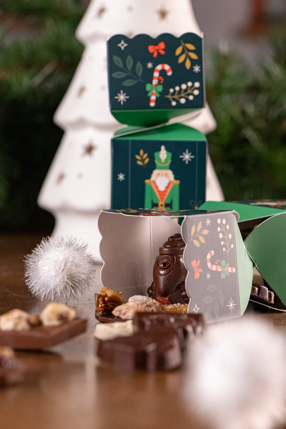 Demi crakers garnis d'assortiments de chocolat - Casse-Noisette